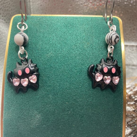 Scummy Heart Cat Earrings - Picture 1 of 2